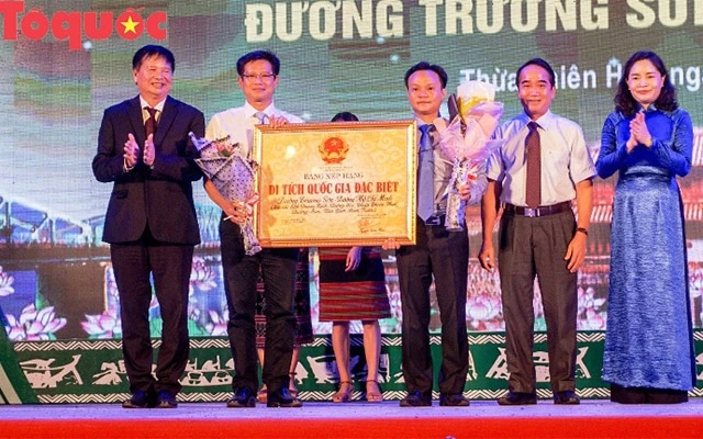 Thứ trưởng Trịnh Thị Thủy trao bằng xếp hạng Di tích cấp Quốc gia đặc biệt đường Trường Sơn - đường Hồ Chí Minh cho UBND tỉnh Thừa Thiên - Huế