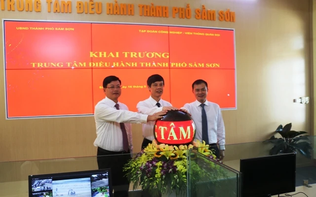 Lãnh đạo tỉnh Thanh Hóa, TP Sầm Sơn cùng đại diện Viettel bấm nút khai trương, đưa Trung tâm Giám sát, điều hành đô thị thông minh vào hoạt động.