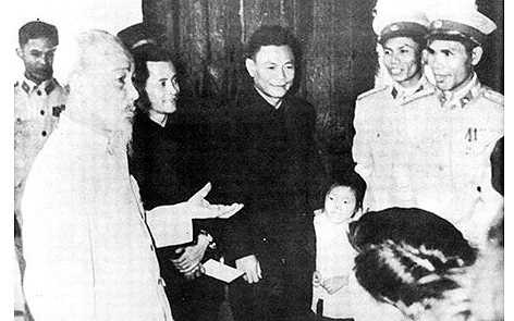 Bác Hồ đến thăm cán bộ, chiến sĩ Cảnh sát nhân dân Hà Nội nhân dịp Tết Quý Mão (1963). (Ảnh: Tư liệu - Ban Quản lý Lăng Chủ tịch Hồ Chí Minh)