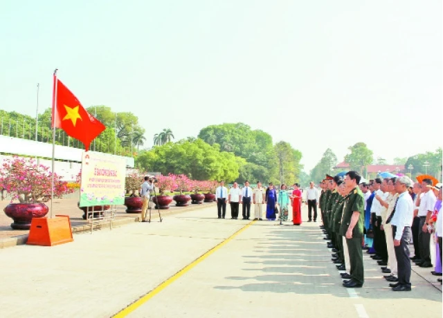Lễ báo công của MTTQ quận Cầu Giấy tại Lăng Chủ tịch Hồ Chí Minh. Ảnh: ĐỨC HIẾU