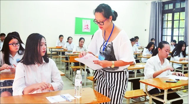 Học sinh tham dự kỳ thi tuyển sinh vào lớp 10 THPT năm học 2018 - 2019 tại Hà Nội. Ảnh: NHẬT NAM