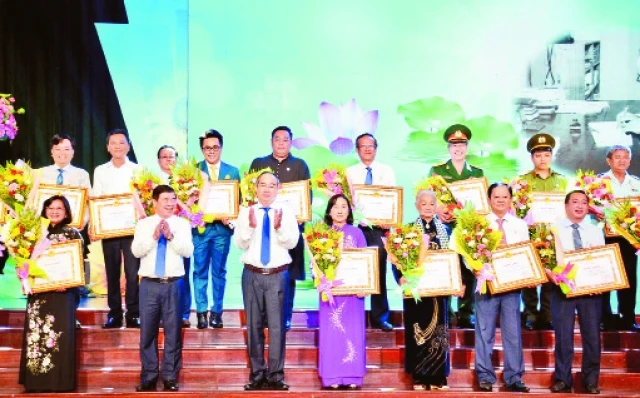 Lãnh đạo Thành ủy TP Hồ Chí Minh biểu dương các cá nhân có thành tích trong học tập và làm theo tư tưởng, đạo đức, phong cách Hồ Chí Minh năm 2018-2019.