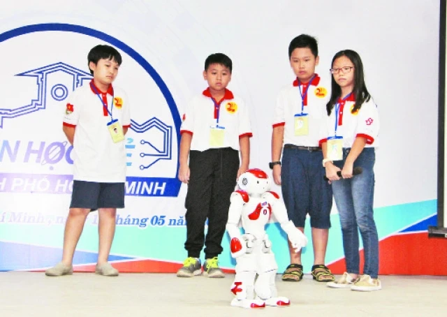 Các thí sinh thuyết trình sản phẩm sáng tạo tại vòng chung kết Hội thi Tin học trẻ TP Hồ Chí Minh lần thứ 28 năm 2019.