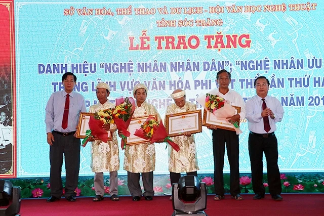 Thừa ủy nhiệm Chủ tịch nước, lãnh đạo tỉnh Sóc Trăng trao danh hiệu Nghệ nhân nhân dân cho bốn nghệ nhân trong tỉnh.