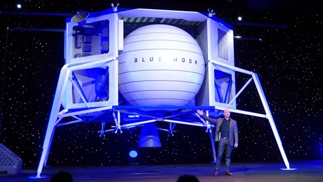Tỷ phú Bezos giới thiệu tàu Blue Moon. Ảnh: SPACENEWS