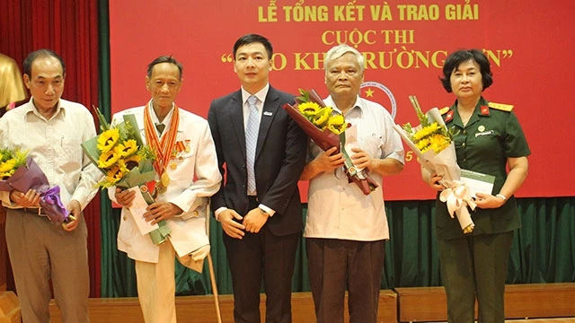 Đại diện doanh nghiệp trẻ (đứng giữa), tặng quà tri ân các cựu chiến binh Trường Sơn. Trong ảnh: Ông Hà Quý Phiến đứng thứ hai từ trái sang; bà Trần Thị Chung đứng ngoài cùng bên phải.