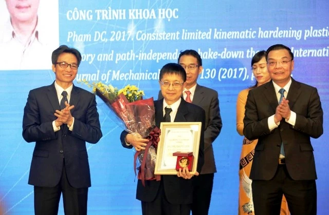 Phó Thủ tướng Vũ Đức Đam và Bộ trưởng KH và CN Chu Ngọc Anh trao Giải thưởng Tạ Quang Bửu cho PGS, TSKH Phạm Đức Chính.
