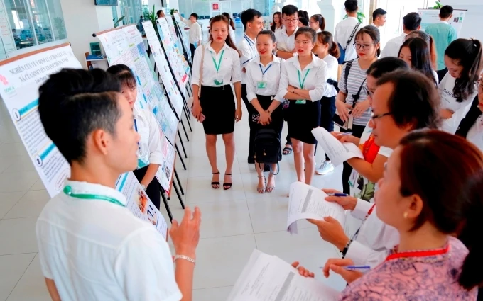 Sôi nổi ngày hội nghiên cứu khoa học và sáng tạo khởi nghiệp của sinh viên Đà Nẵng.