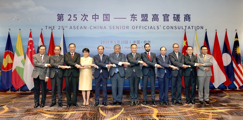 Các quan chức cấp cao ASEAN-Trung Quốc tại cuộc họp Tham vấn ngày 19-5 tại Hàng Châu (Trung Quốc) 