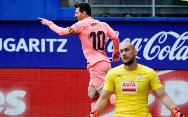 Messi khép lại mùa giải với cú đúp vào lưới Eibar, qua đó chính thức giành danh hiệu Vua phá lưới với 36 bàn thắng. (Ảnh: Reuters)
