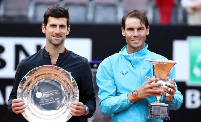 Rafael Nadal (phải) hiện thắng 17 và thua 7 trận trong lịch sử đối đầu với Novak Djokovic trên mặt sân đất nện. (Reuters)