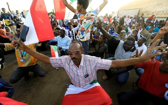 Người biểu tình Sudan tham gia biểu tình bên ngoài trụ sở Bộ Quốc phòng tại thủ đô Khartoum, ngày 29-4. (Ảnh: Reuters)