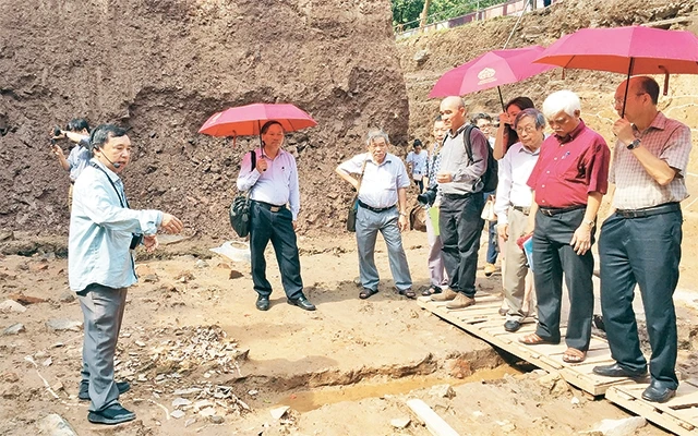 Các nhà khoa học khảo sát hố khai quật tại Hoàng thành Thăng Long.