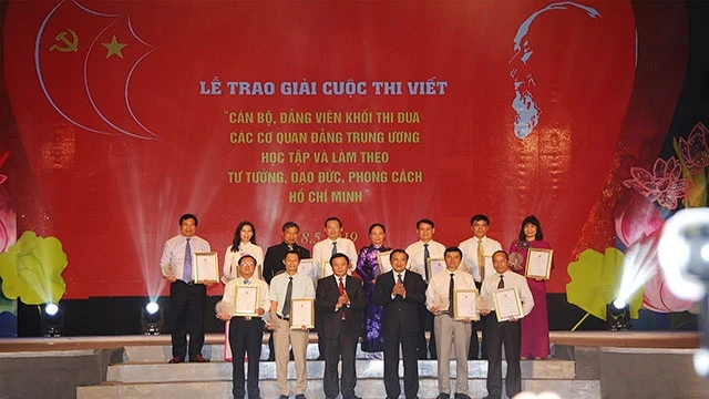 Trao giải cho các tác giả đoạt giải Cuộc thi viết “Cán bộ, đảng viên Khối thi đua các cơ quan Đảng Trung ương học tập và làm theo tư tưởng, đạo đức, phong cách Hồ Chí Minh”. Ảnh: HẢI NAM