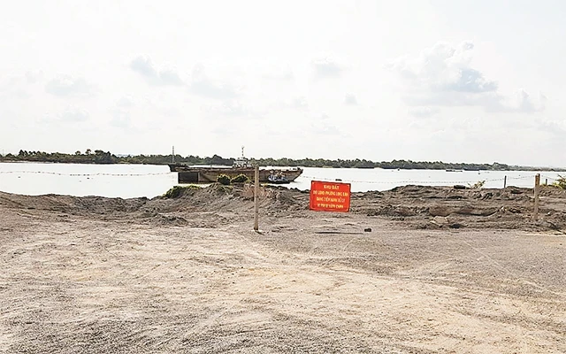  Một công trình xây dựng lấn sông Ðồng Nai đã được lực lượng chức năng phường Phước Bình (quận 9) cưỡng chế phá dỡ, hoàn trả hiện trạng ban đầu.