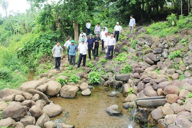 Đồng chí Nguyễn Đức Chính, Chủ tịch UBND tỉnh Quảng Trị cùng lãnh đạo các sở, ngành chuyên môn khởi động tour du lịch giếng cổ Gio An.