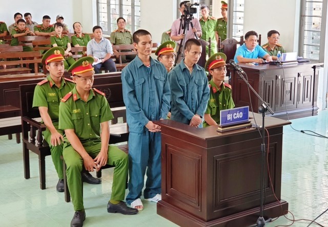 Hai bị cáo Đặng Ngọc Tấn và Phạm Thanh (trái) tại phiên tòa xét xử.