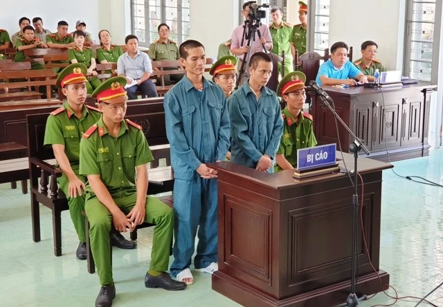 Hai bị cáo Đặng Ngọc Tấn và Phạm Thanh (trái) tại phiên tòa xét xử.