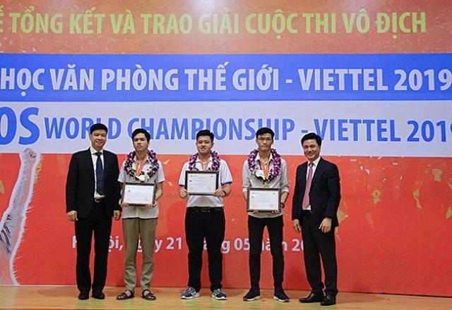 Đại diện Ban tổ chức trao ba giải nhất vòng quốc gia MOSWC 2019 tặng các thí sinh.