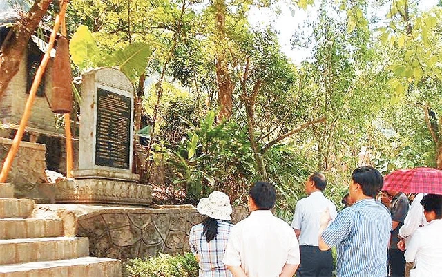 Nhiều đoàn khách đến thăm Di tích lịch sử hang Tám Thanh niên xung phong trên đường 20 Quyết thắng.