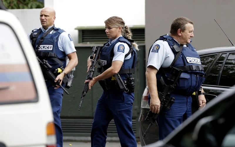 Cảnh sát tuần tra bên ngoài một nhà thờ tại trung tâm TP Christchurch, New Zealand, ngày 15-3. (Ảnh: AP)