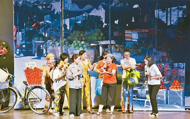 Một cảnh trong tiểu phẩm Cùng nhau đẩy thuyền của các đơn vị hợp tác xã trên địa bàn quận Phú Nhuận.