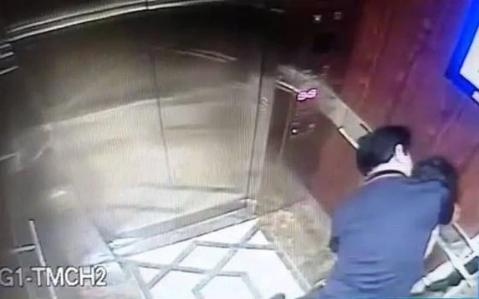 Hành vi của đối tượng Nguyễn Hữu Linh với bé gái xảy ra trong thang máy. 