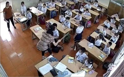 Hình ảnh cắt từ clip cô giáo Thu Trang đánh học sinh trong giờ kiểm tra 