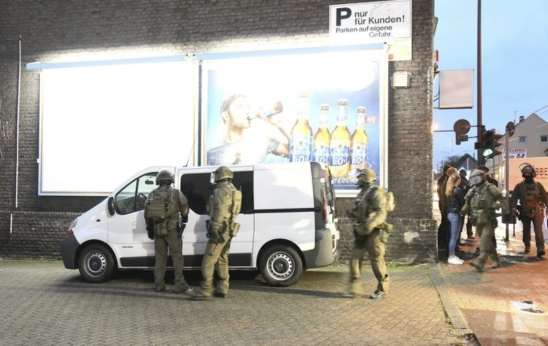 Cảnh sát phong tỏa một tòa nhà ở TP Essen (Ảnh: AP)