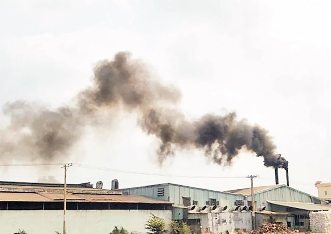 Khói của các cơ sở sản xuất nằm xen kẽ tại khu dân cư ở TP Hồ Chí Minh, gây ô nhiễm môi trường nghiêm trọng.