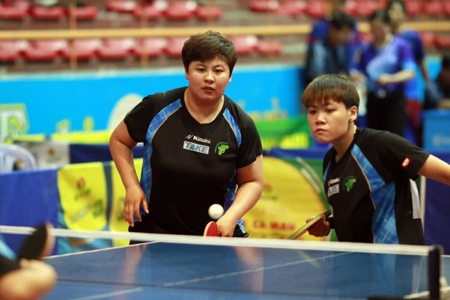 Đôi đương kim vô địch 2018 Mỹ Trang (bên trái) - Thanh Thư (TP Hồ Chí Minh) giành quyền vào chung kết giải năm nay. Ảnh PHƯƠNG HUY