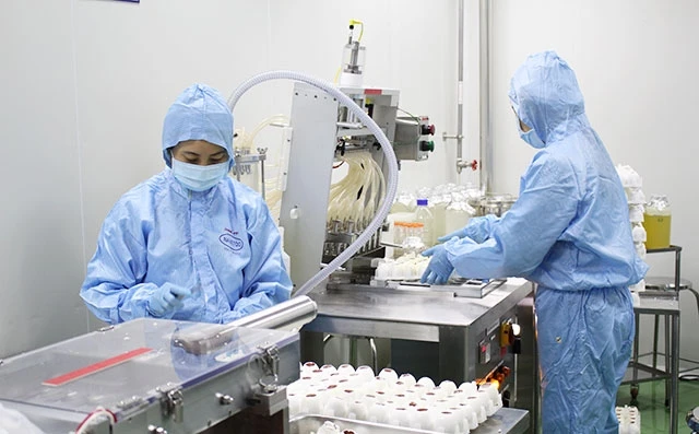 Sản xuất vắc-xin cúm gia cầm A (H5N1) tại Công ty Navetco. Ảnh: THU PHƯỢNG