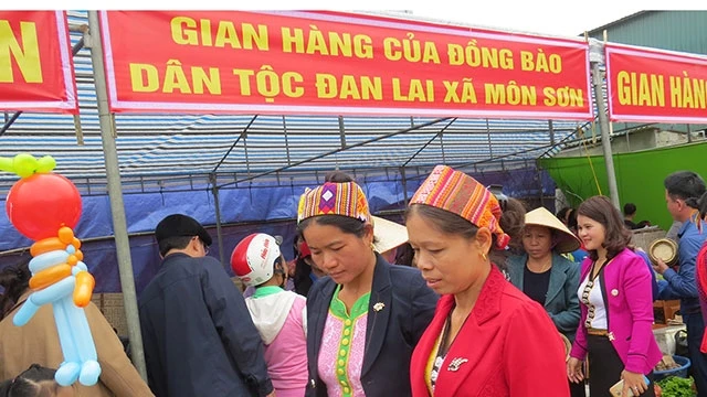 Gian hàng người Đan Lai trong Hội chợ phiên đầu xuân tại xã Môn Sơn.