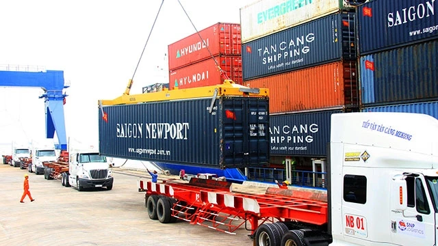 Bốc dỡ hàng hóa tại cảng Cái Cui, TP Cần Thơ.