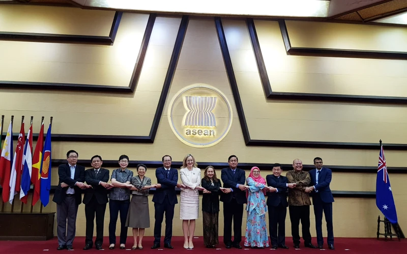 Đại diện Phái đoàn các nước ASEAN và Australia thể hiện quyết tâm làm sâu sắc quan hệ hai bên trong thời gian tới (Ảnh: PDVN)
