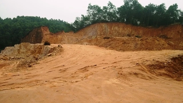 Khai thác đất trái phép ở xã Nga My, huyện Phú Bình.