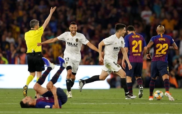 Các cầu thủ Valencia ăn mừng chiến thắng 2-1 trước Barca khi tiếng còi mãn cuộc vang lên. (Ảnh: Reuters)