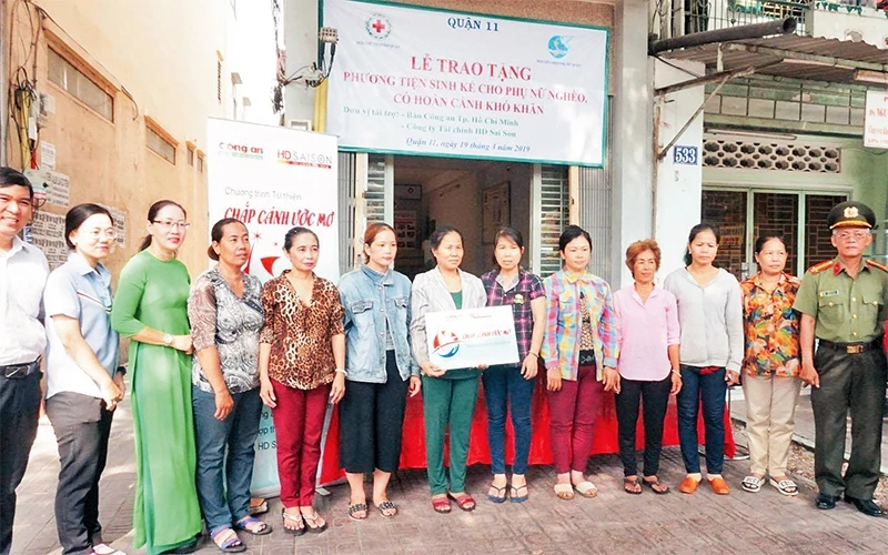 Hội Phụ nữ và Hội Chữ thập đỏ quận 11 (TP Hồ Chí Minh) tặng phương tiện sinh kế cho phụ nữ nghèo, có hoàn cảnh khó khăn ở địa phương.