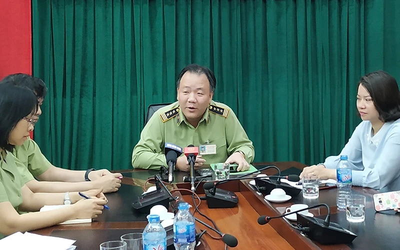 Tổng Cục trưởng Quản lý thị trường Trần Hữu Linh (ở giữa) trao đổi với báo chí. (Ảnh: KHÁNH GIANG)