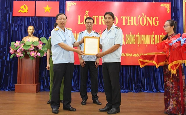 Tổng cục trưởng Tổng cục Hải quan Nguyễn Văn Cẩn trao bằng khen cho đại diện Cục Hải quan TP Hồ Chí Minh.