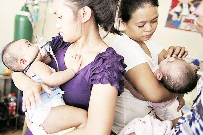 Trẻ em bị bệnh sởi tại một bệnh viện ở Manila (Philippines).