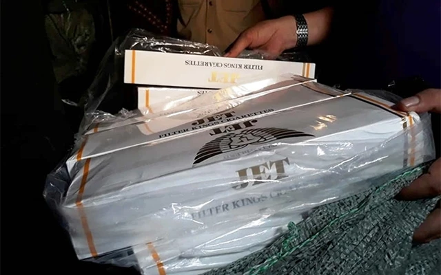 Tang vật thuốc lá Jet nhập lậu được lực lượng Trạm CSGT Phú Lộc thu giữ.