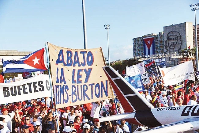 Người dân Cuba phản đối luật Helms-Burton.