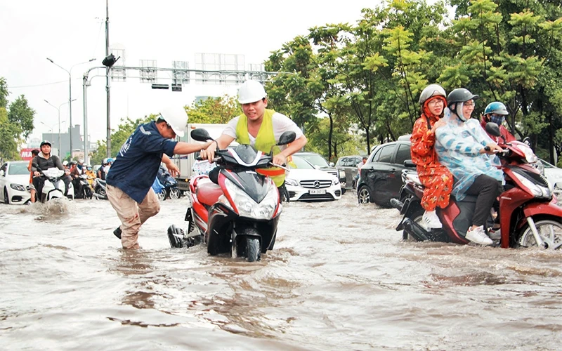 Tuyến đường Nguyễn Hữu Cảnh, quận Bình Thạnh thường xuyên ngập nặng khi mưa lớn, gây khó khăn trong việc đi lại của người dân. 