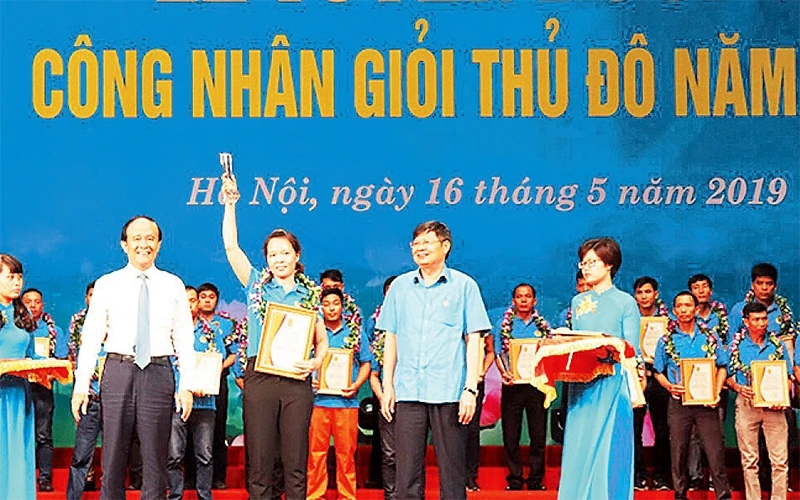 Lãnh đạo Tổng Liên đoàn Lao động Việt Nam và TP Hà Nội trao danh hiệu "Công nhân giỏi Thủ đô" năm 2019. Ảnh: TRẦN THẢO