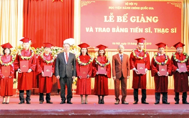 TS Đặng Xuân Hoan, Giám đốc Học viện Hành chính quốc gia (thứ tư từ trái sang) trao bằng tốt nghiệp cho các tân tiến sĩ, năm 2019. Ảnh: KIM HUY