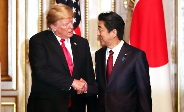 Tổng thống Mỹ Donald Trump bắt tay Thủ tướng Nhật Bản Shinzo Abe trước bữa tiệc trưa làm việc tại nhà khách Akasaka ở Tokyo vào ngày 27-5. (Nguồn: TTXVN/Getty Images)