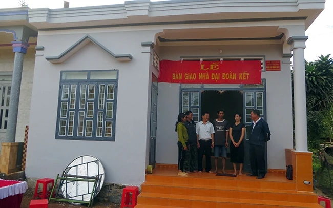 Một hộ nghèo ở buôn Ea Mấp, thị trấn Ea Pốc, huyện Cư M’gar được hỗ trợ xóa nhà tạm bợ. 
