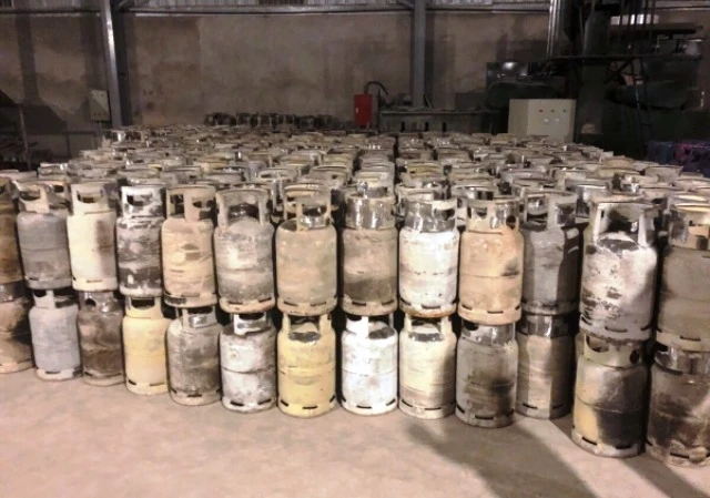 Một số lượng lớn bình gas đã qua đốt vỏ nằm trong khu vực nhà xưởng X2 của Công ty CP Gas Khánh Linh.