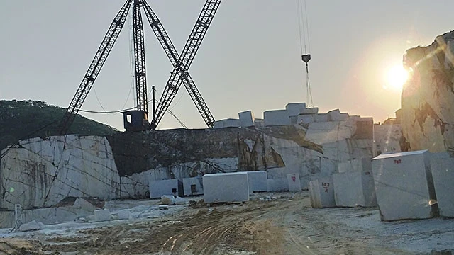 Những khối đá trắng dạng block (đá khối) nặng hàng trăm tấn chờ vận chuyển tại khu vực khai thác của Công ty TNHH khai khoáng Thanh Sơn.